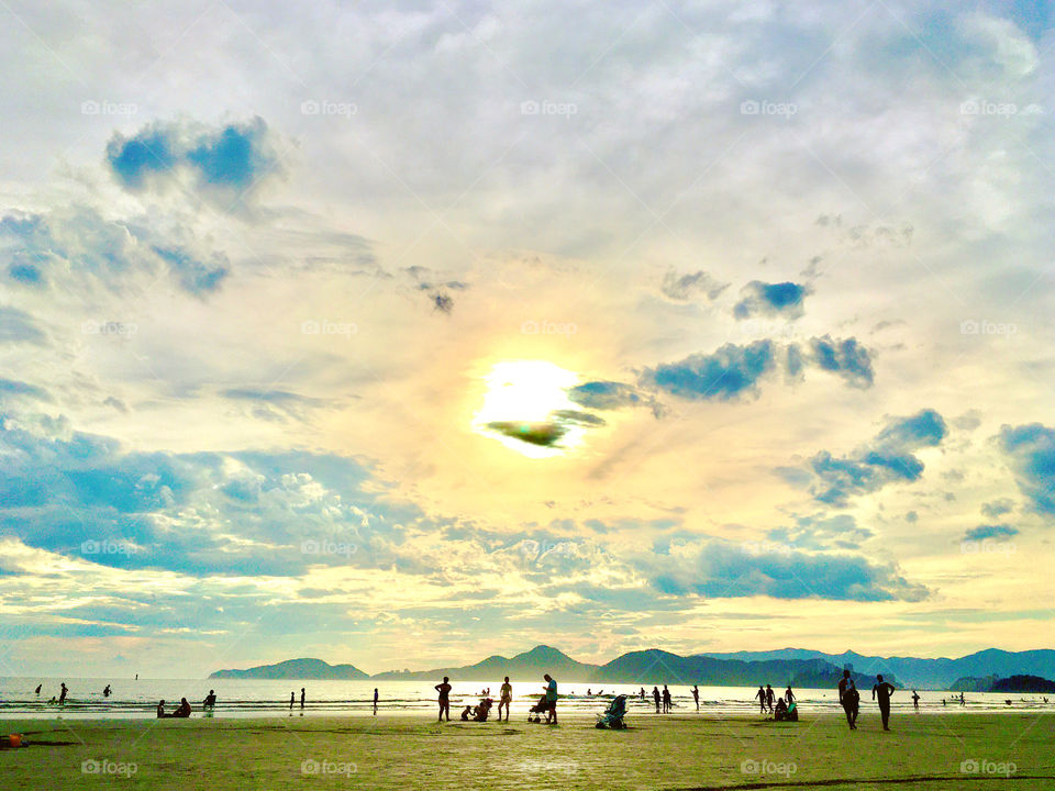 #Entardecer muito bonito e inspirador!
18h na #Praia do #Embaré. 
📸
#FOTOGRAFIAéNOSSOhobby
#sol #céu #mar #Santos #Litoral #landscapes