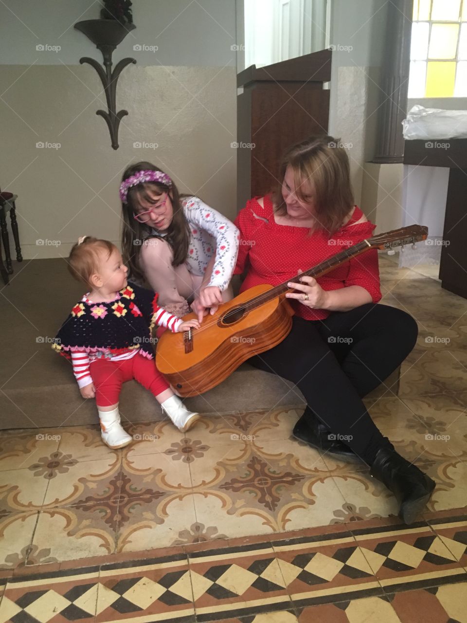 One of the most pleasant things we like to do: teach children, especially to play musical instruments! / Uma das coisas mais prazeirosas que gostamos de fazer: ensinar as crianças, especialmente a tocar instrumentos musicais!