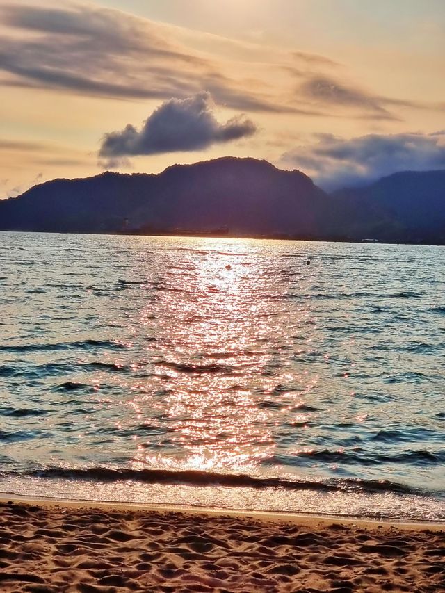 horizon fun scenery day exotic waves dusk concept surf family summer vacation vacations trip natural lagoon view luxury turquoise inspiration mood white sunrise coastline sunshine honeymoon seascape sunlight hawaii beauty tranquil coconut seychelles
