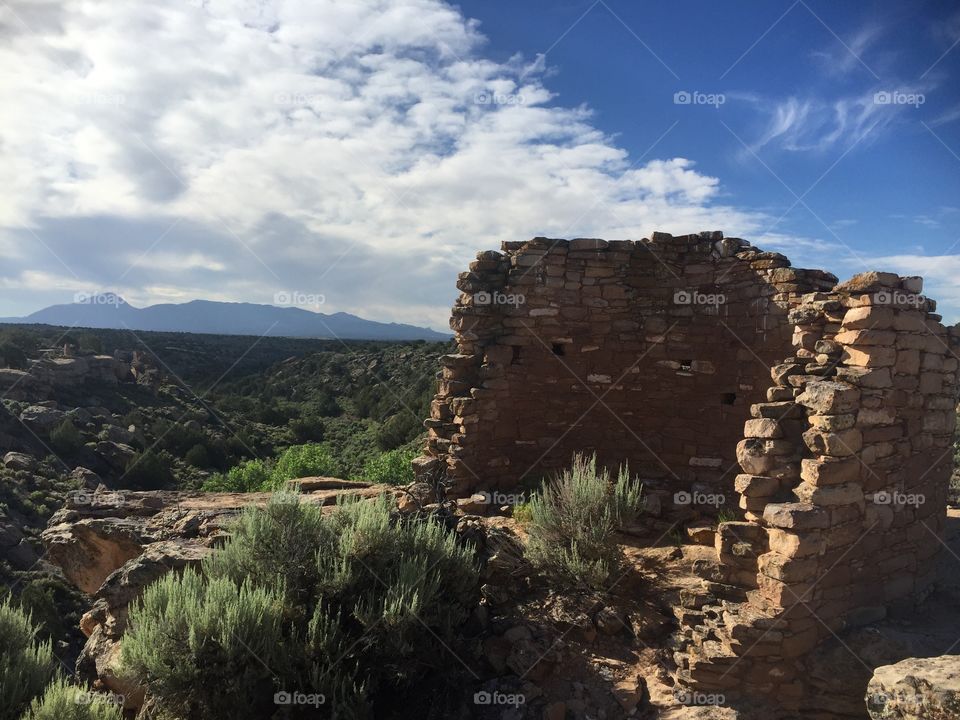 Anasazi ruins overlooking a canyon 