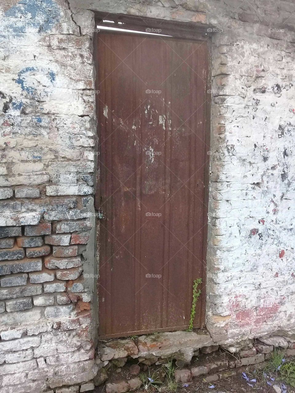 antiguo portal de entrada de una casa en ruinas
