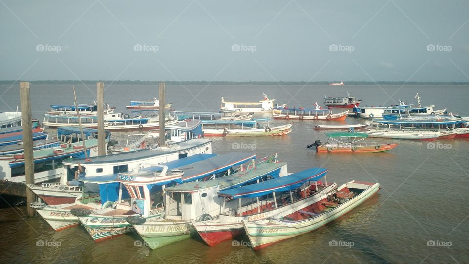 Barcos ancorados na Baía do Guajará