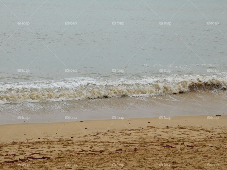 Mer se déchaînant sur le sable 