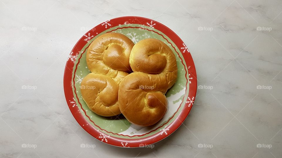 Saffron buns on Christmas plate - saffran lussekatter på jultallrik 