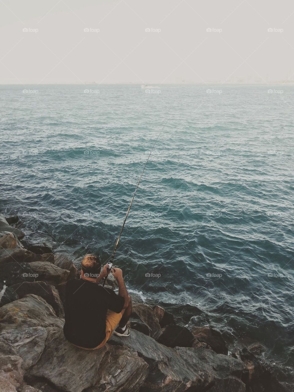 Homem pescando na praia de Iracema em Fortaleza - CE
