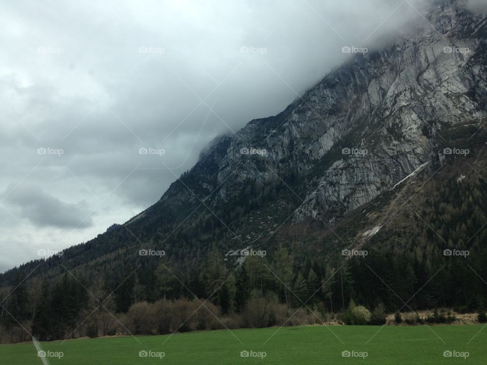 Cloud meets mountain 