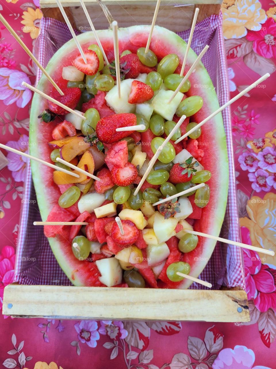 colors: green and red