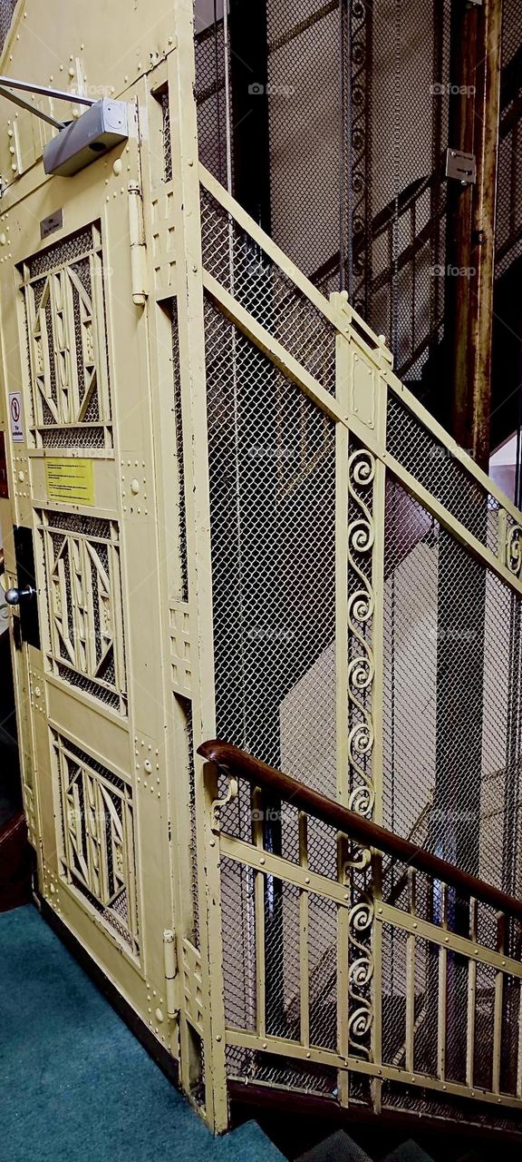 This is the outside view of the elevator shaft at the „Pension Margrit“ in „Wilmersdorf“, „Berlin“, Germany. The casing is made from solid steel. 2023. Hypnotic Productions