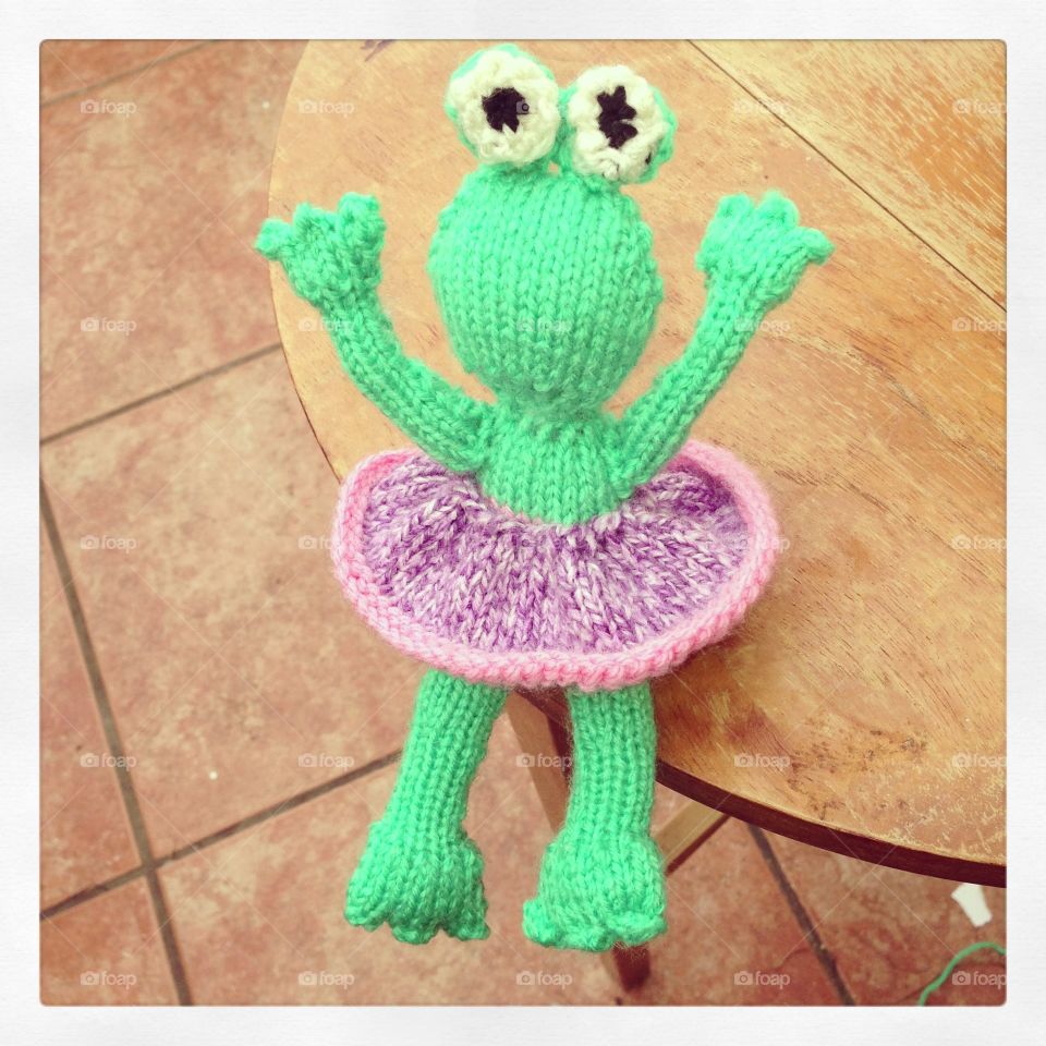 Knitted frog in skirt