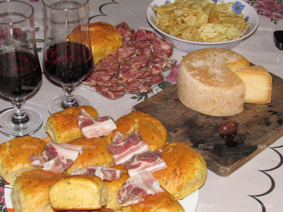 Productos regionales, vino , pan, queso, panceta y salame