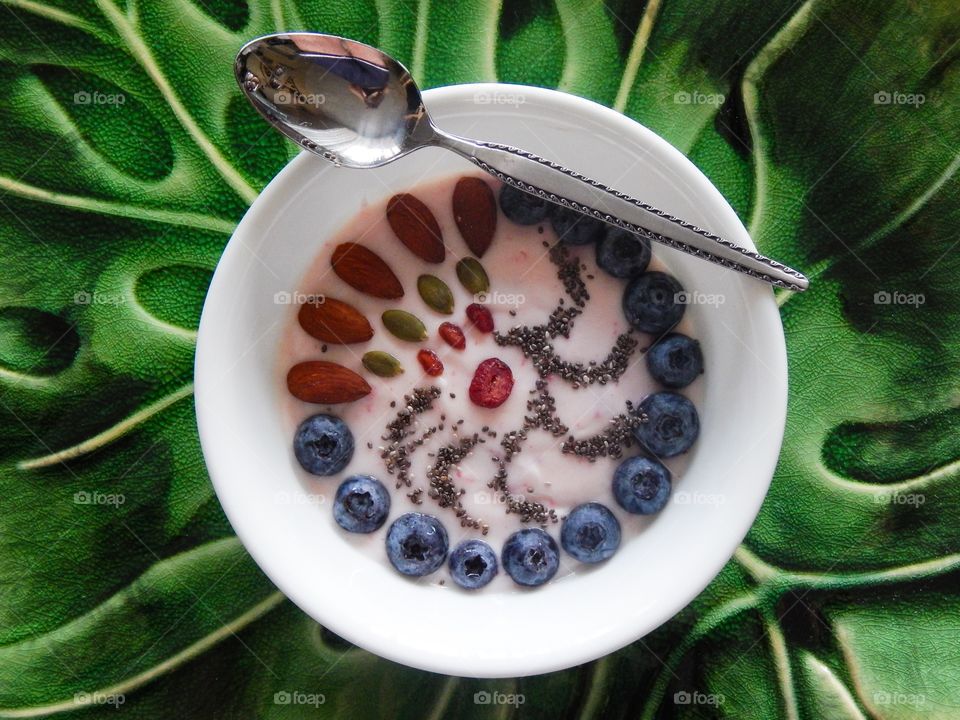 A tropical fruit smoothie bowl