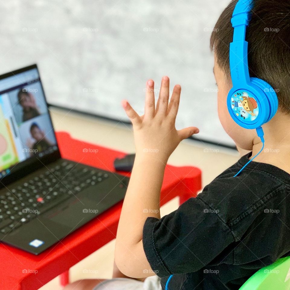 Kids headphones for online learning 