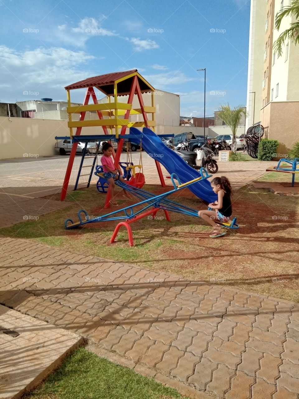 Crianças no parquinho