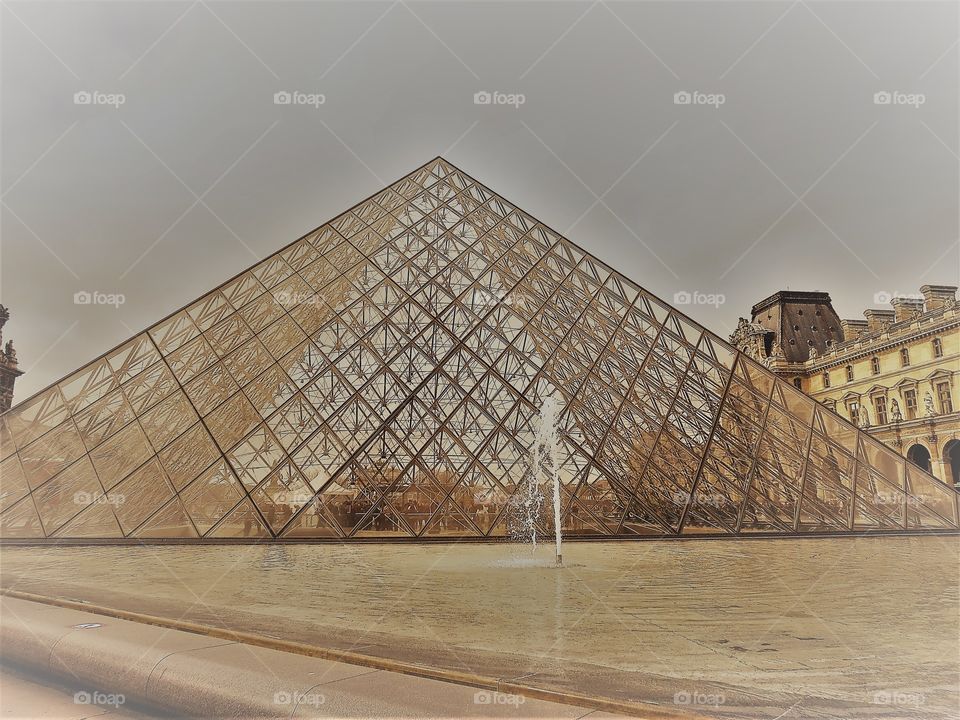 Pyramide du Louvre 