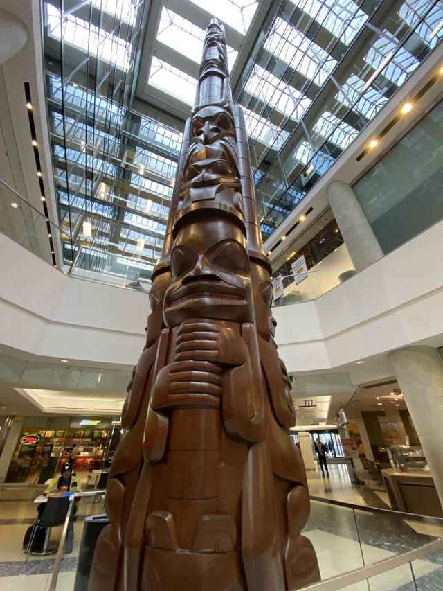 Sculpture in shopping mall 