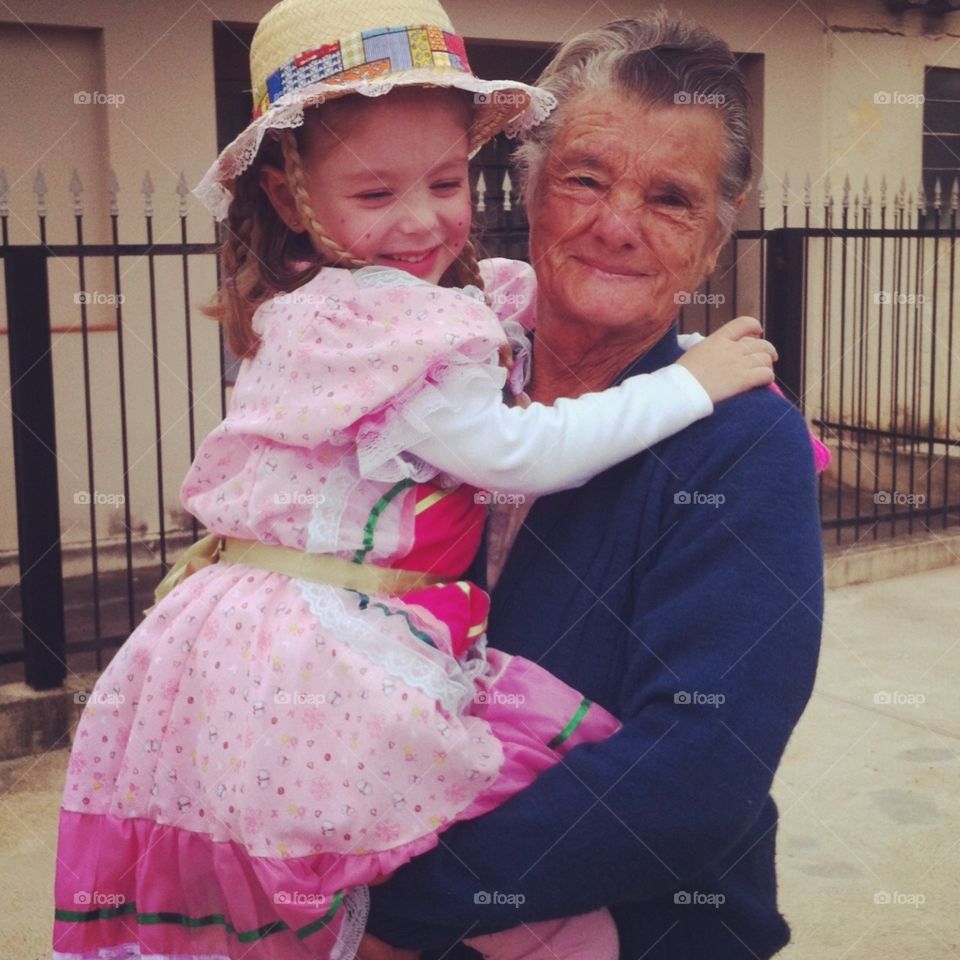 🇧🇷Quer sorriso e abraço com muito amor como esse? Vovó e netinha. / 
🇺🇸Do you want a smile and a hug with a lot of love? Grandma and granddaughter.