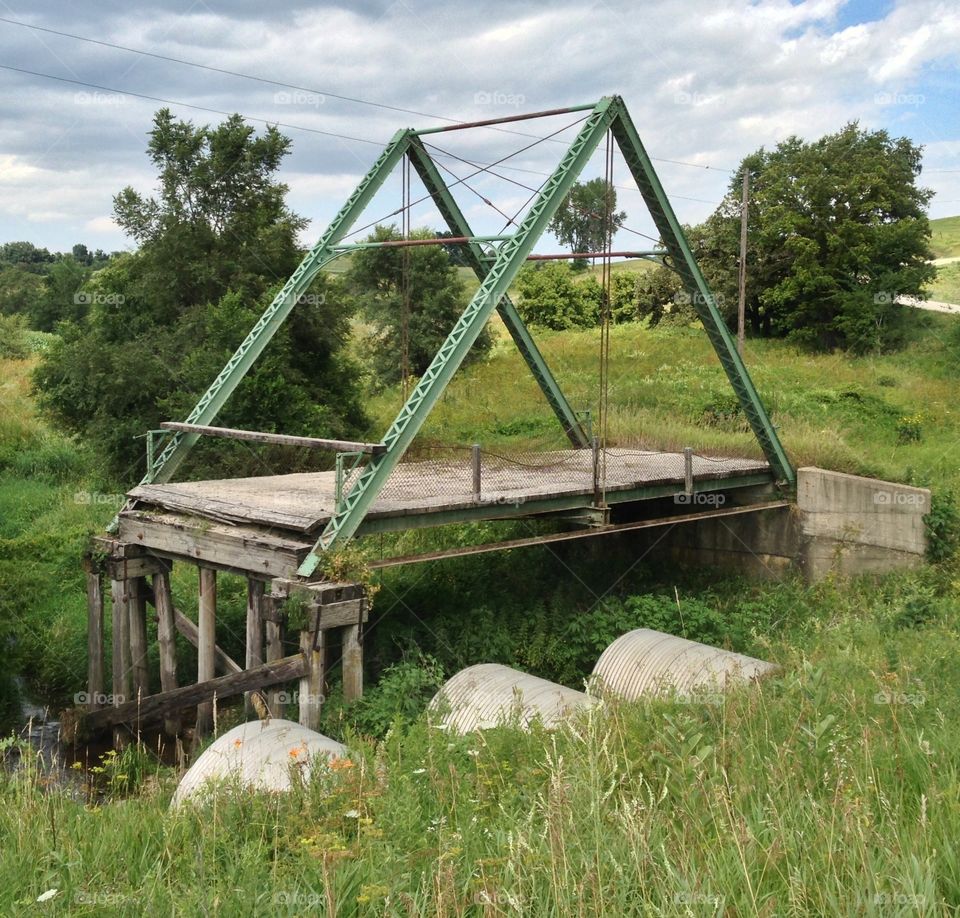 Rare abandoned Kingpost through truss bridge. Bypassed and currently sits next to the road. 