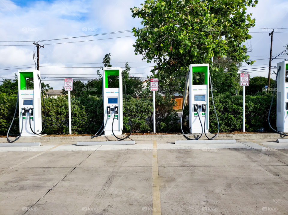 Electric vehicle charging station