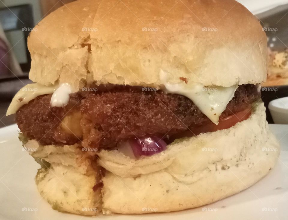 Tasty Yummy burger 😋🍔 must visit the restaurant 😋💟 beef cut into small pieces and made into a flat round shape that is then fried, often served in a bread 🥐🍞🥐