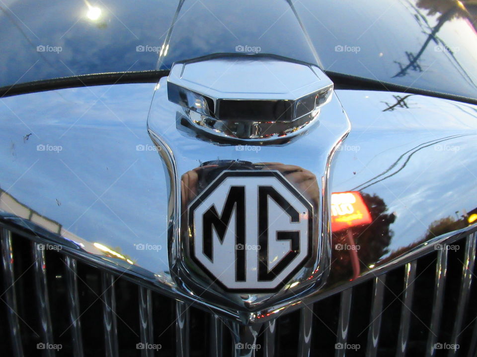 MG car emblem