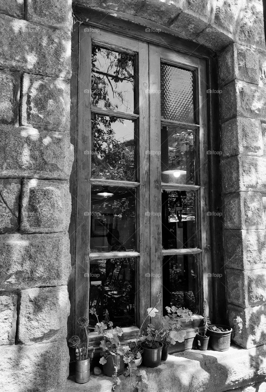 la ventana en blanco y negro