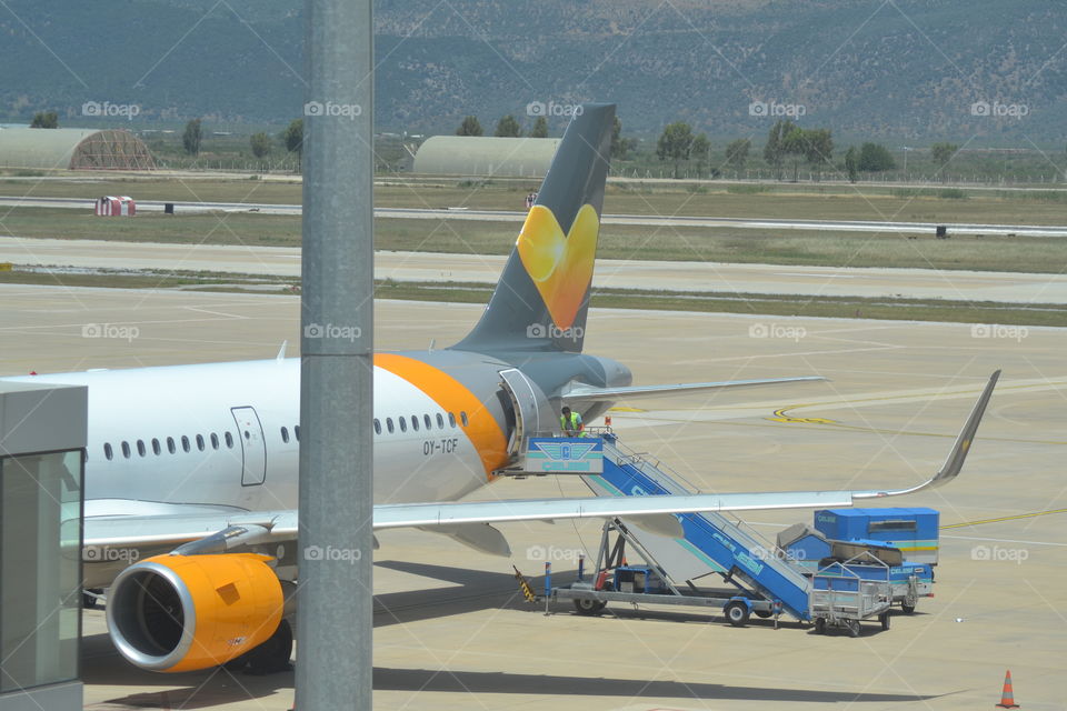 loading Ving airplane