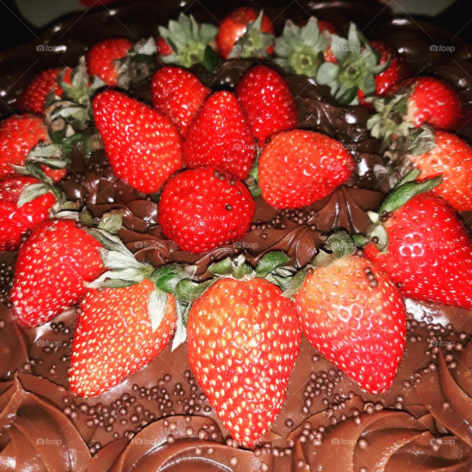 Deliciosa Torta de chocolate com morangos.