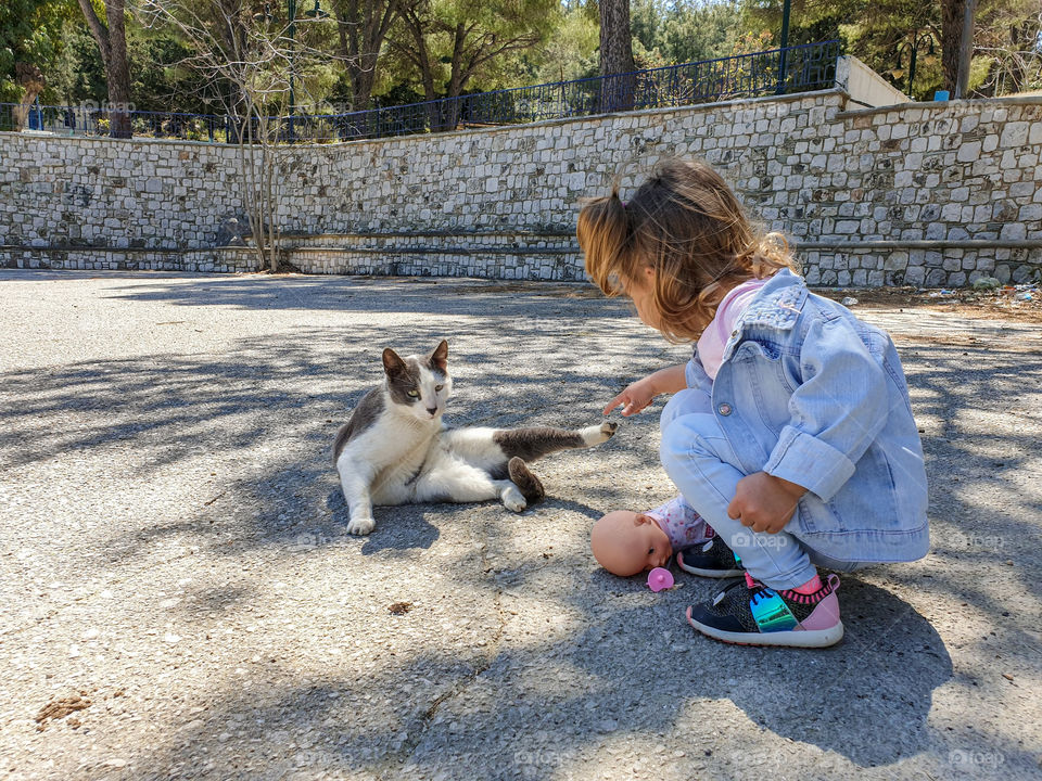 Hello cat 😺 little girl and cat