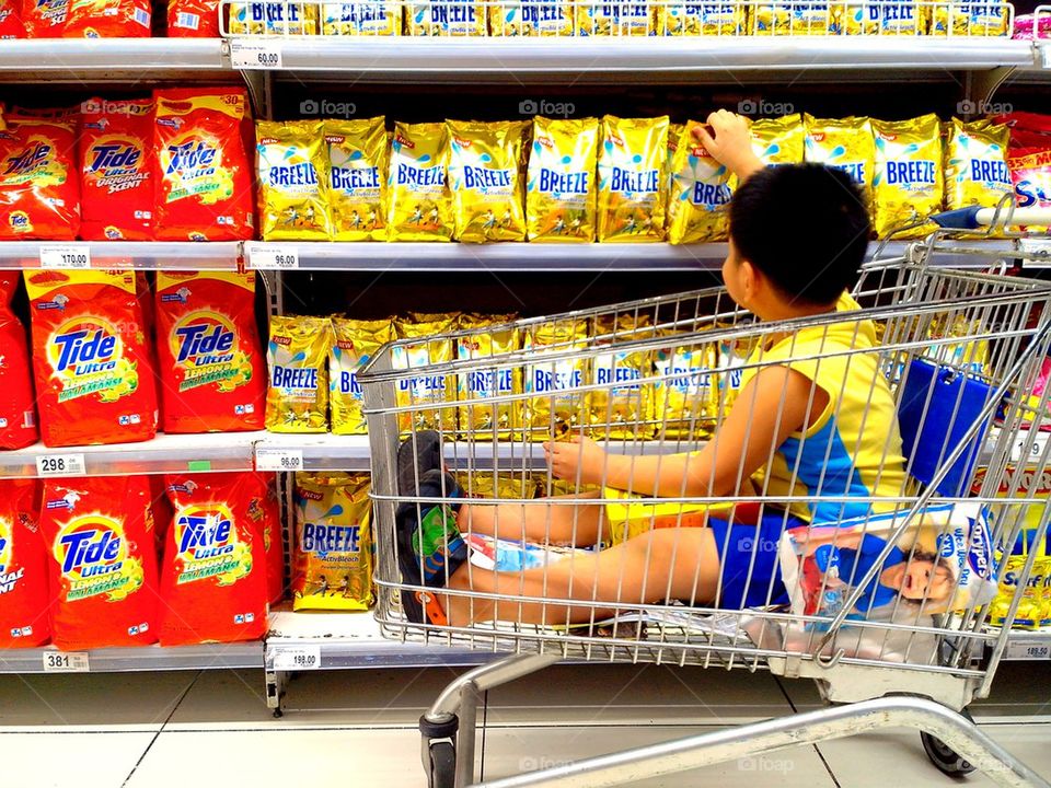 small child in a grocery cart