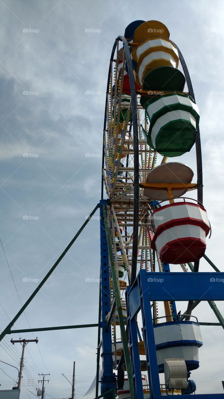 Imagem de perto de baldes da roda gigante.