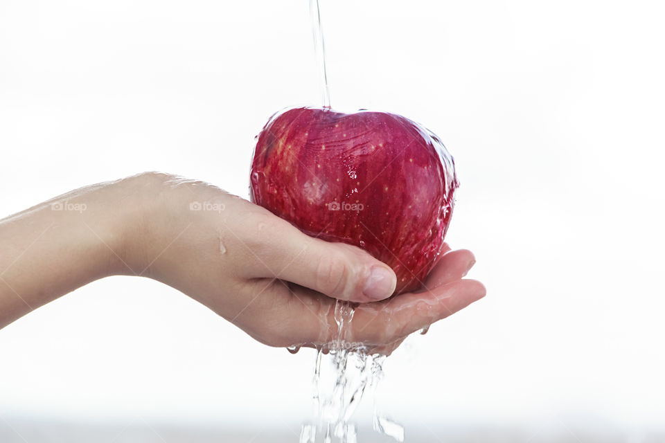 A person holding apple