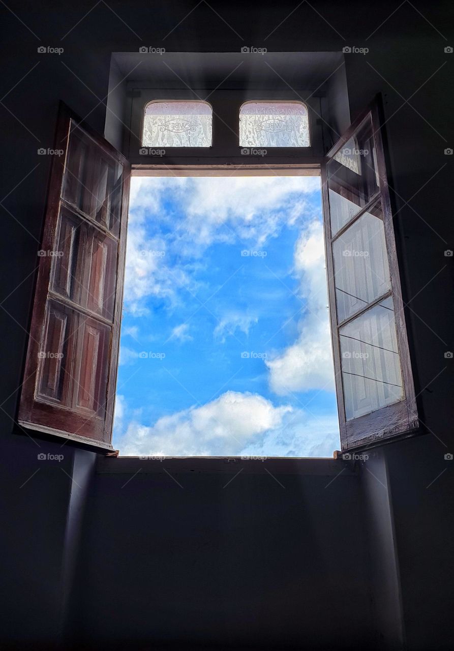 Ao abrir a janela desse antigo prédio, um lindo céu azul mesclado com nuvens doces nos é apresentado.