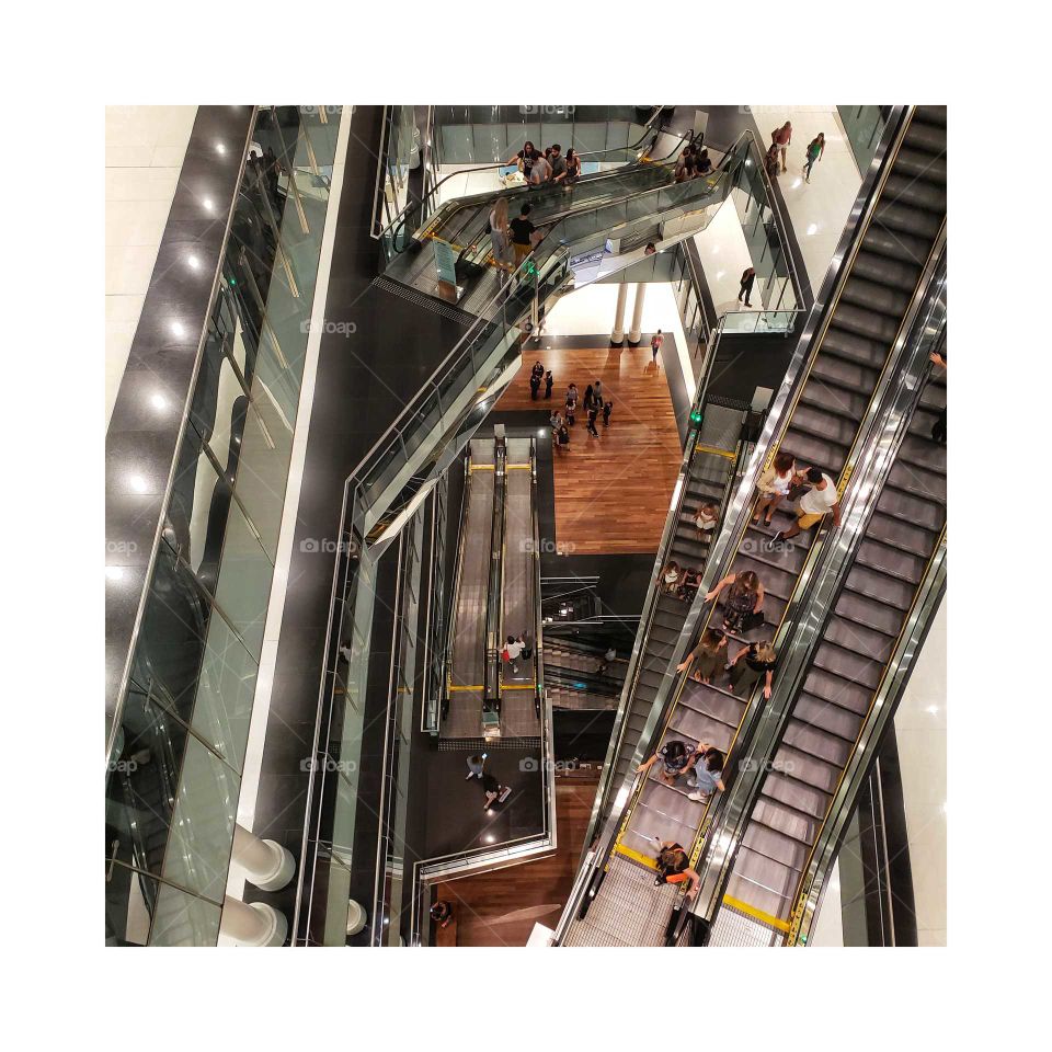 Vão com escadas rolantes do Shopping Vila Olímpia, bairro comercial da cidade de São Paulo, Brasil.