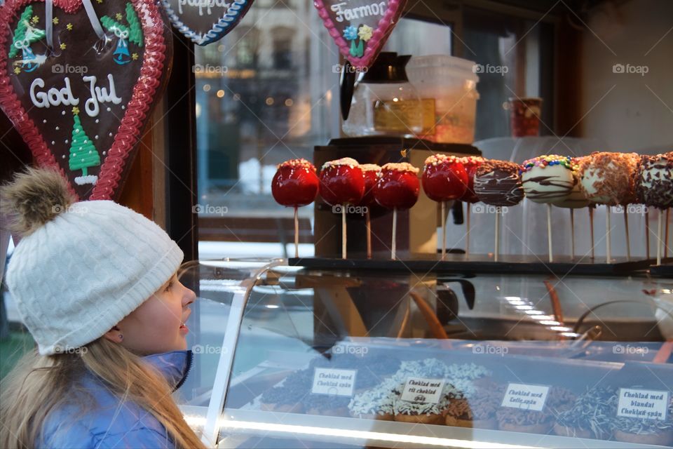 Girl buys glazed apple