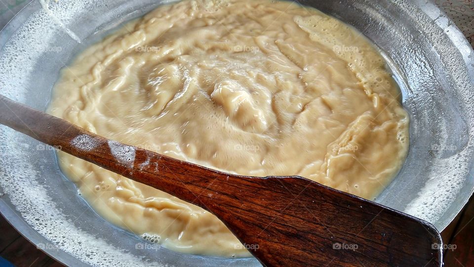 Fazendo doce de leite. Tacho quente.