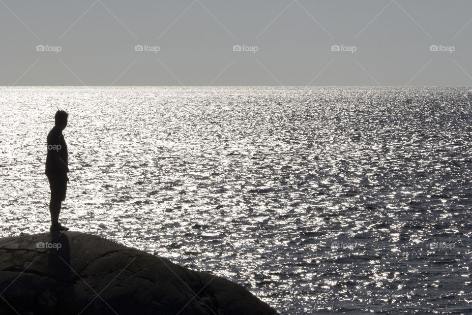 Standing by the sea - silhouette - siluett man hav