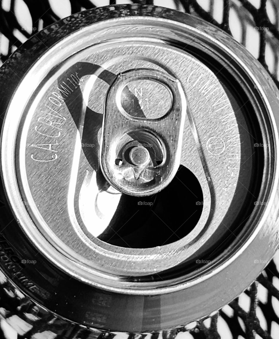 A circular can top shows redemption value as well as the means of opening it via a pop tab