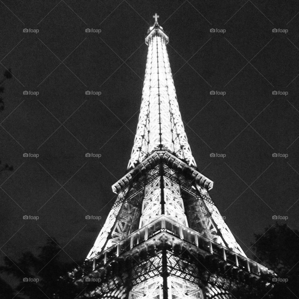 eiffel tower lit up at night in black and white