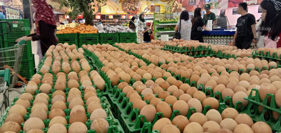 aktifitas orang orang belanja di supermarket, telur ayam di supermarket