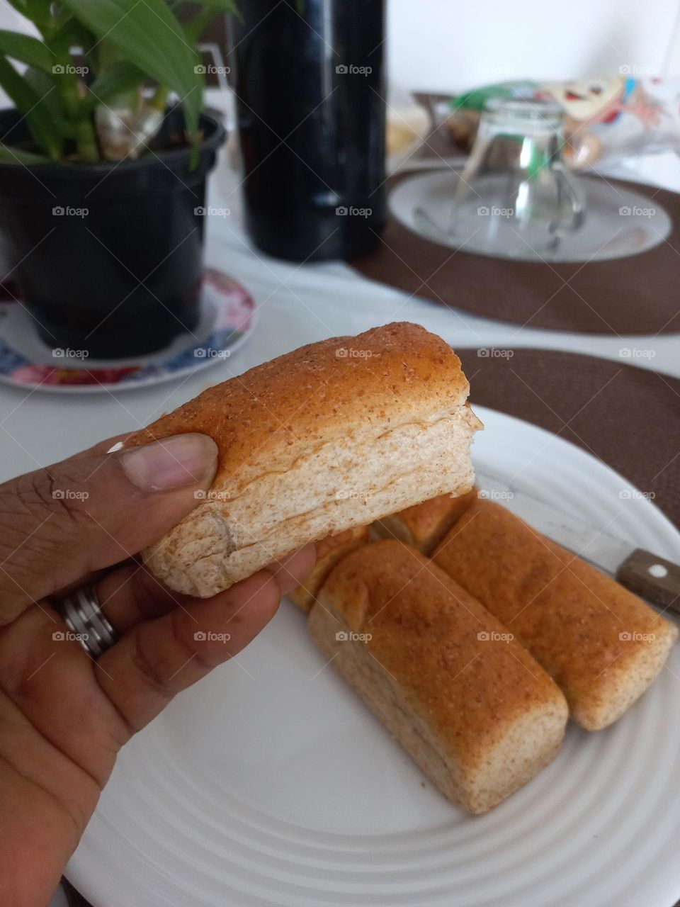 O pão integral regula o trânsito intestinal com a ação de suas fibras, carboidratos resistentes à digestão que colaboram para a prevenção de doenças como constipação, diverticulite e até mesmo câncer de intestino , cólon e reto.