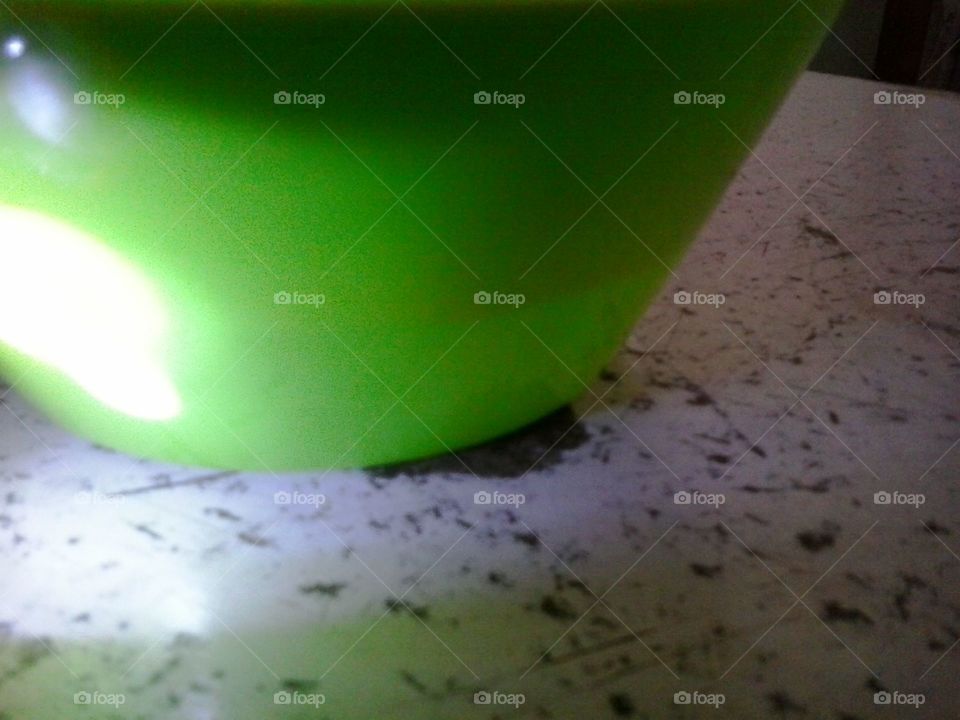 tigela verde na mesa