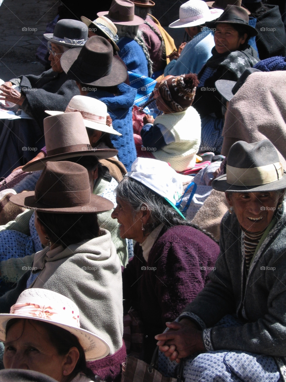 bolivia street women sitting by Kamisaraki