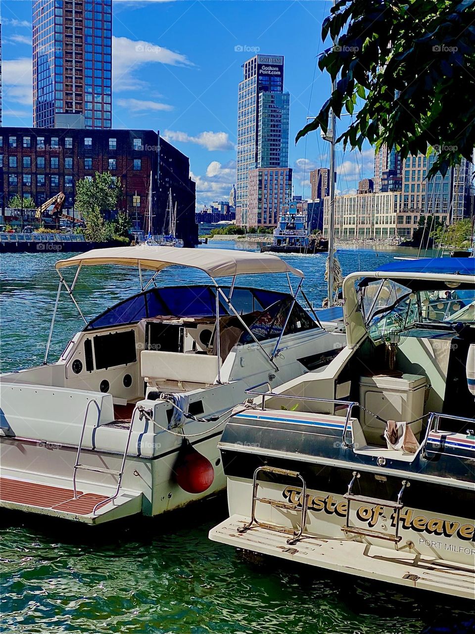 A large industrial barge is very slowly moving away from us here on the shore at „Newtown Creek“ by the „Pulaski Bridge“ in LIC, Queens on this beautiful bright sunshiny day in October 2023. Hypnotic Productions