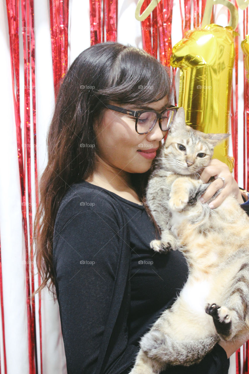 Young woman with the cat