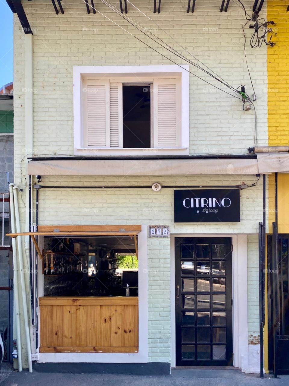 Simple, cozy and a great drink bar. Doesn’t need to be big, it’s part of neighborhood, those tiny jewels must be discovered and preserved. 