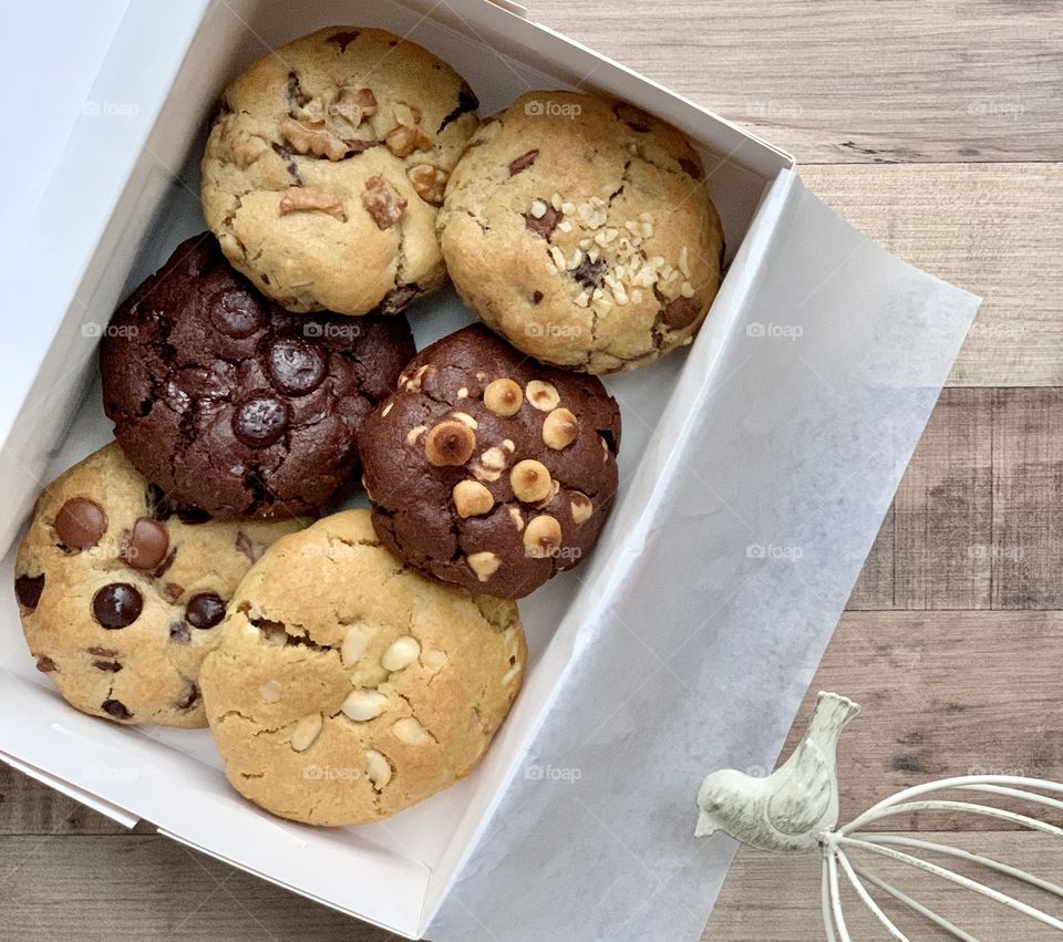Chunky cookies in six different flavours in dark chocolate chips, white chocolate, peanut butter and macadamia 