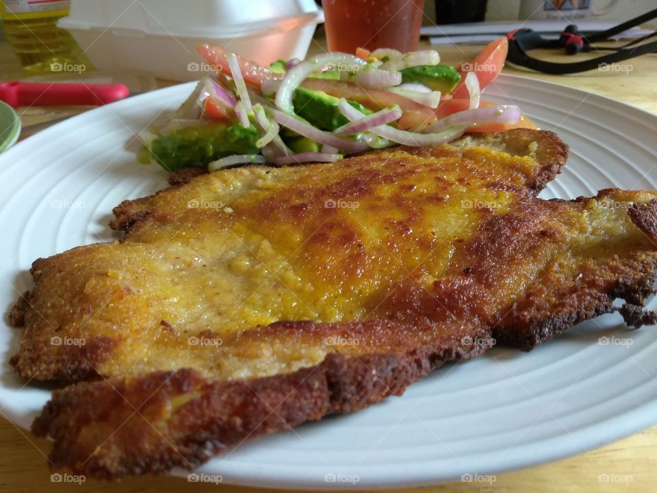 colombian pollo empanizado con ensalada