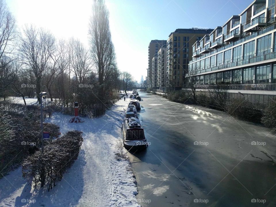 Canal in London on the way to Victoria Park in the winter