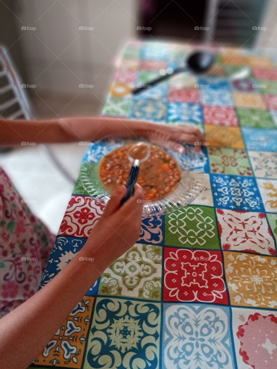 Criança comendo feijão