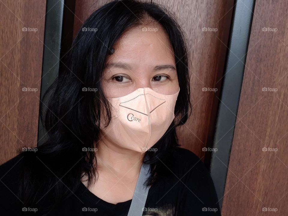 traveling during covid 19 by wearing a health mask